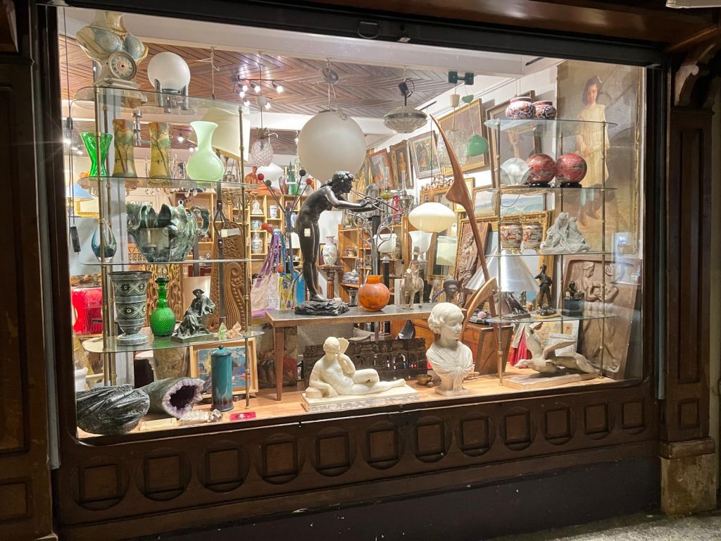 Vitrine de brocante à Bagnères de Bigorre